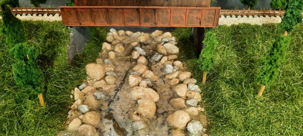N SCALE- SINGLETRACK 16"-BRIDGE w/ STREAM "SUMMER SCENE" TRAIN DISPLAY CASE
