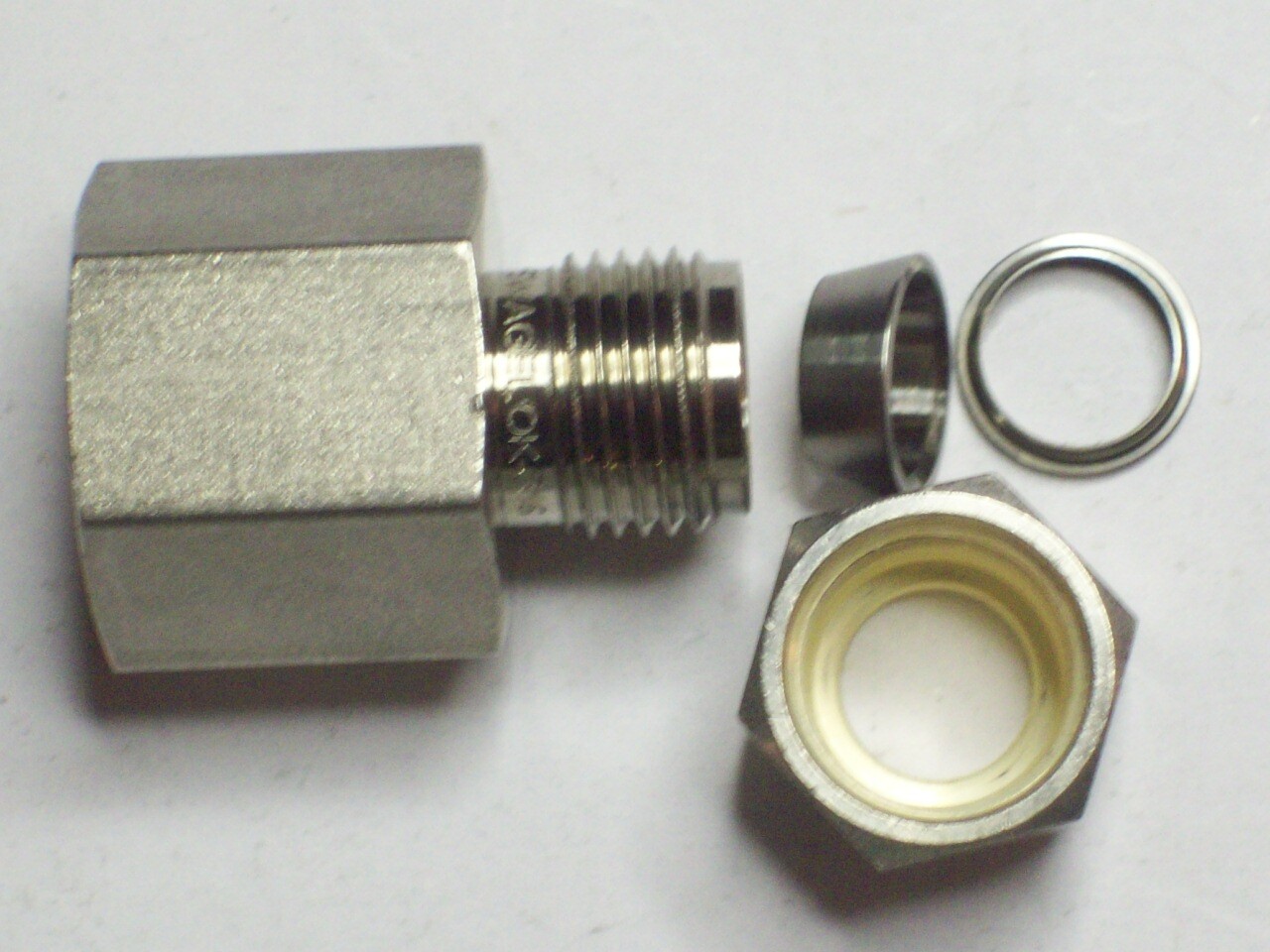 1-Swagelok Stainless Connector Fitting, 3/8" Tube x 3/8" Female NPT, SS-600-7-6