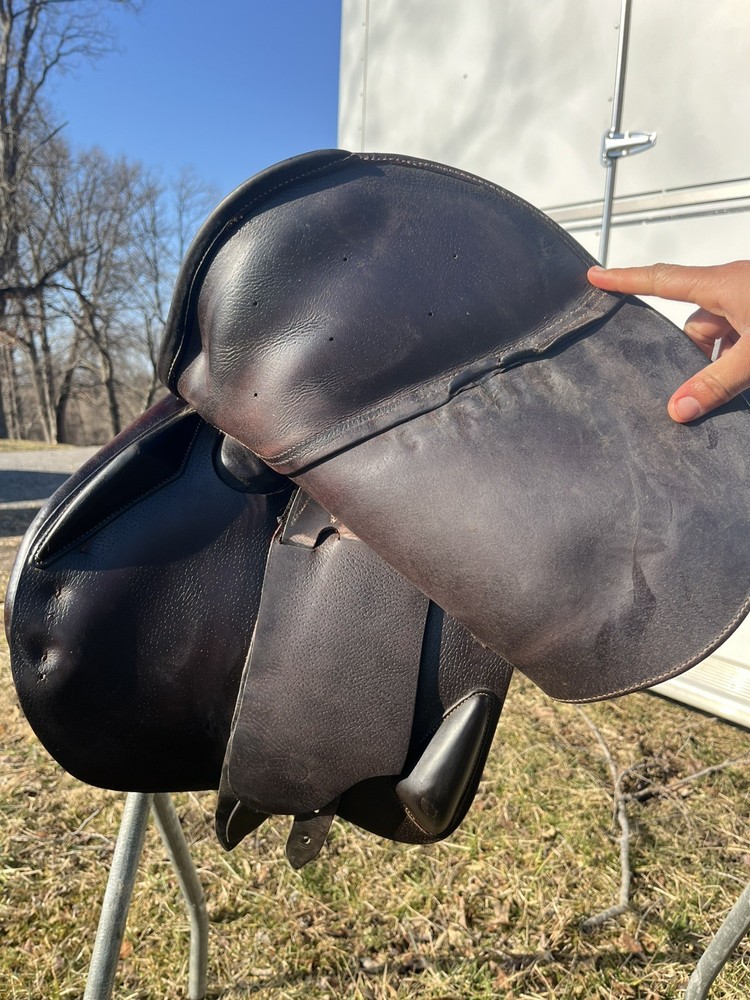 17.5” Devoucoux Biarritz 2A English Jumping Saddle