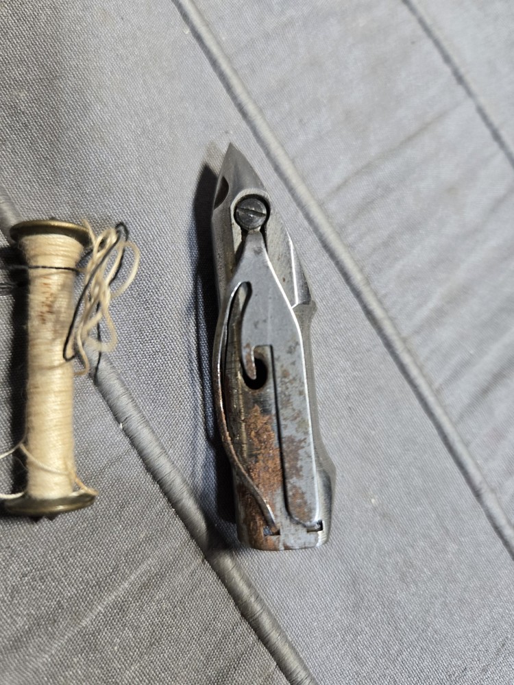 VINTAGE SINGER SEWING MACHINE BULLET SHUTTLE