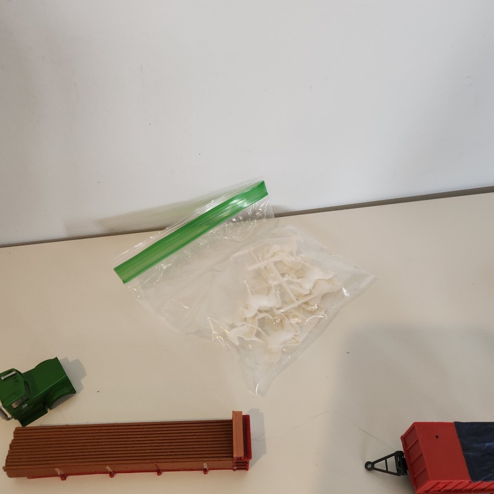 HO Train Scale Model Vehicle and Accessory Lot