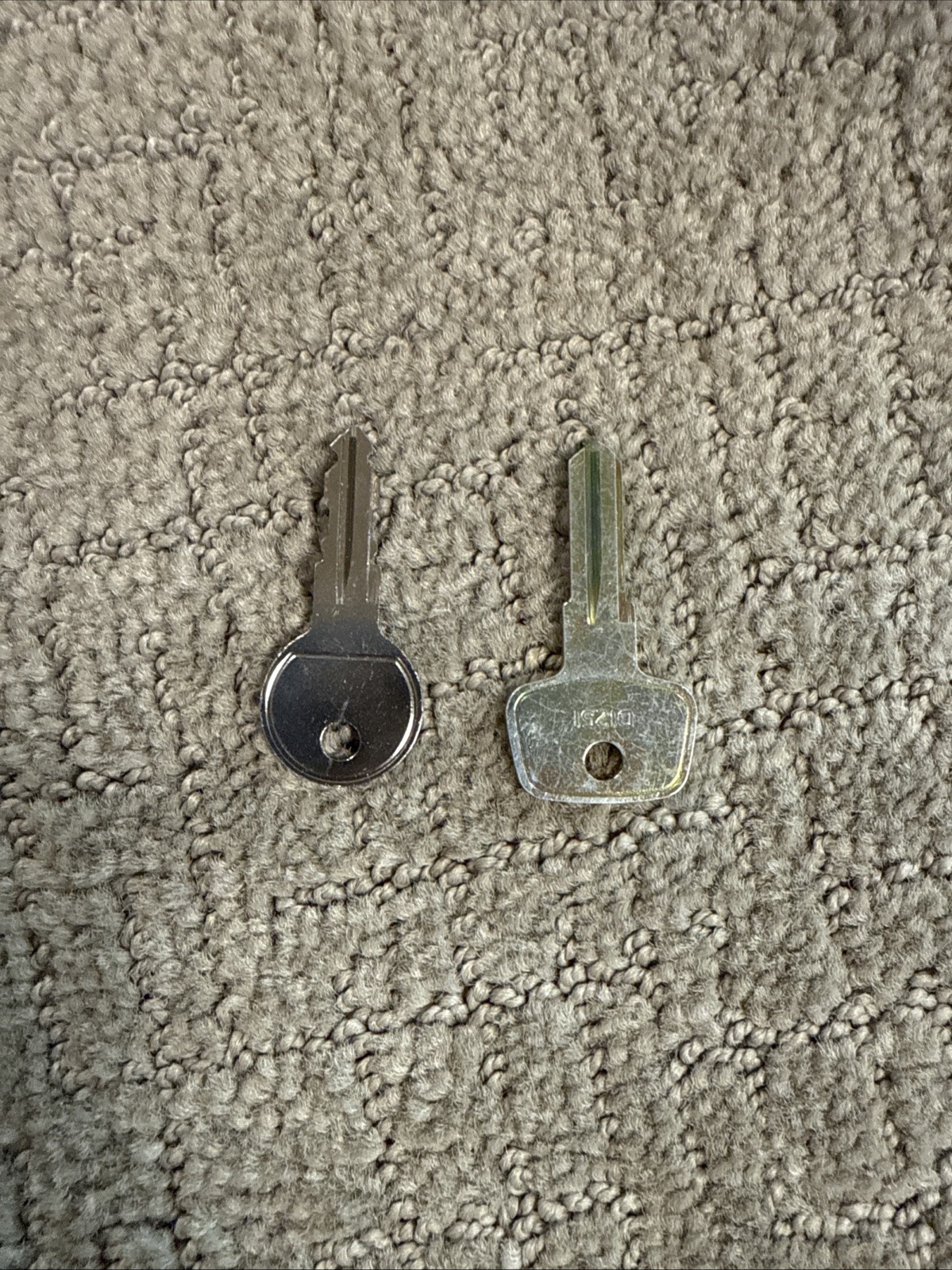 Thule Cast Away Fishing Rod Carrier Roof Rack #885, Locking, Holds 4 Rods, New