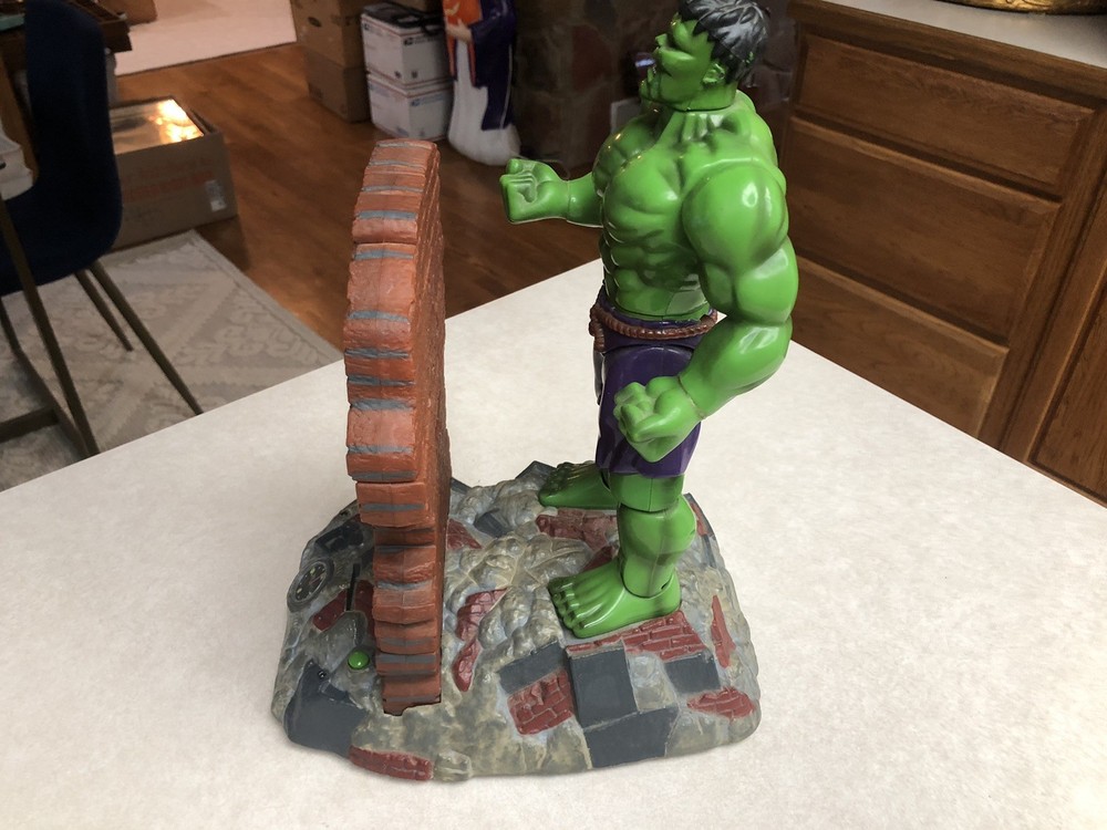 The Incredible Hulk Action Wall Bash With Clock & Bank 2002