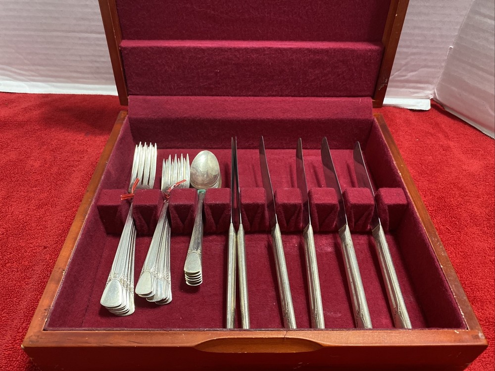 1939 Embassy International Silver Pattern Bouquet Silverplate Flatware Set 24 Pc