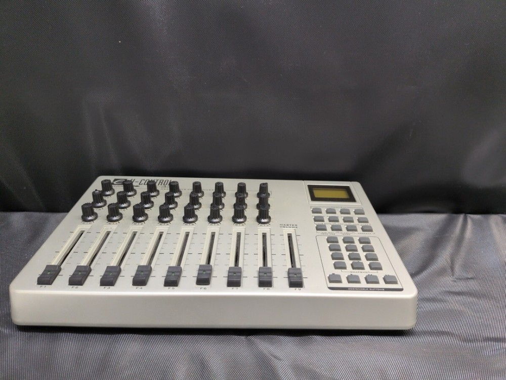 M-Audio UC-33e Evolution MIDI Controller White Free Shipping good condition