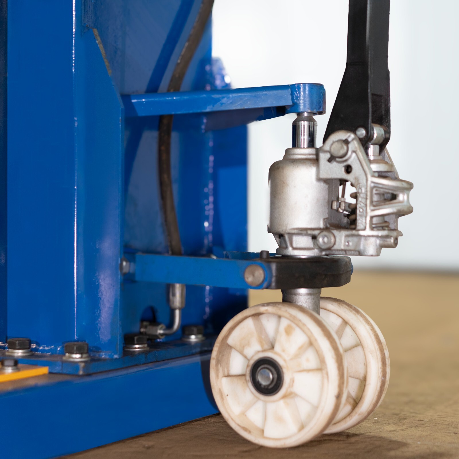 6,200 lb Single Post Lift Portable Electro-Lock