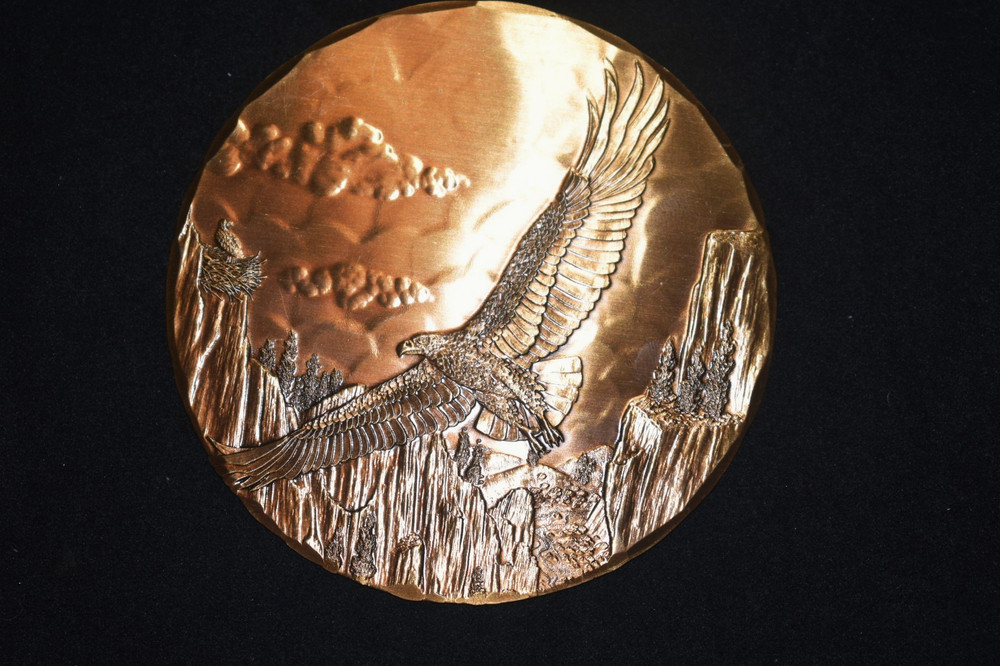 VINTAGE WENDELL AUGUST FORGE SOLID BRONZE SOARING EAGLE PLAQUE 3 1/2"