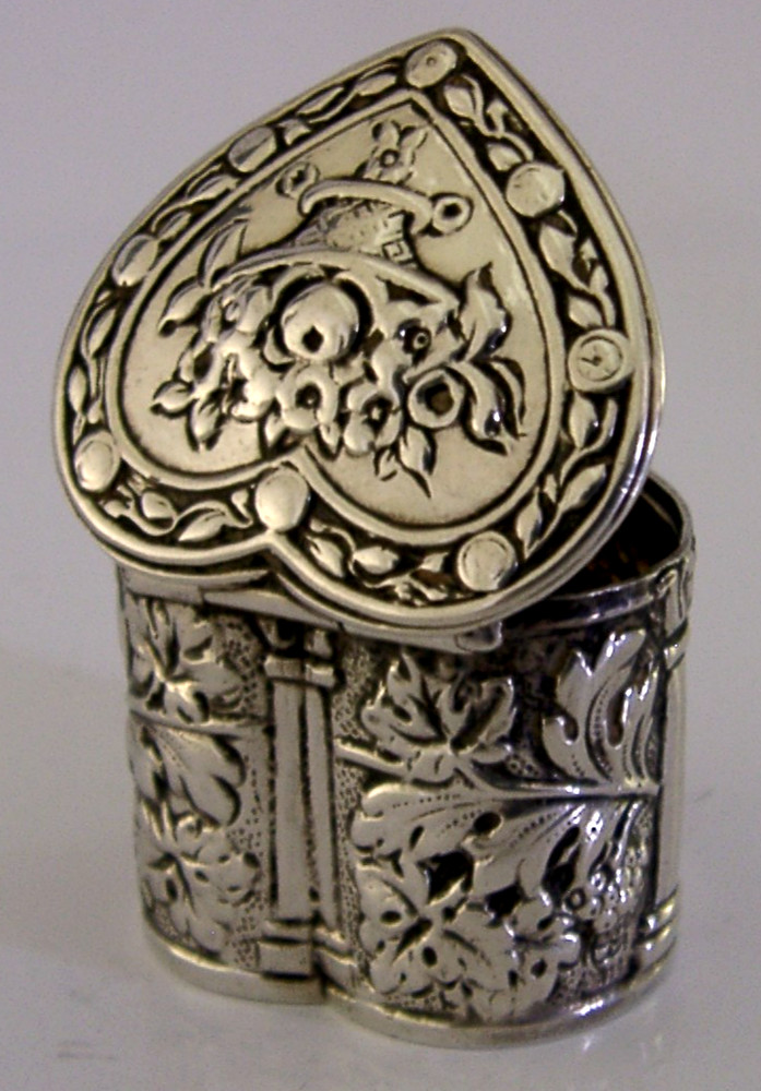 PRETTY 830 SOLID SILVER LOVE HEART BOX c1900 ANTIQUE