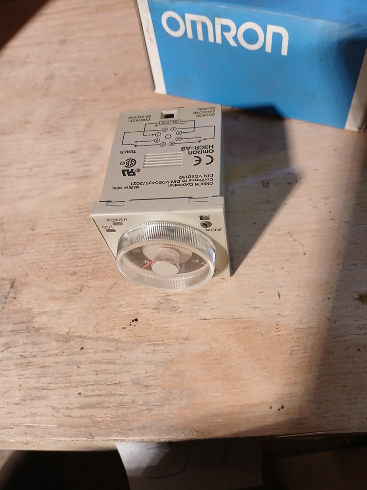 New OMRON H3CR-A8 TIMER RELAY