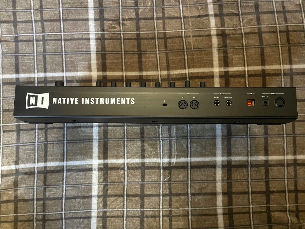 NI Komplete Kontrol S25 Midi Keyboard Controller w/ Adapter, USB and Software