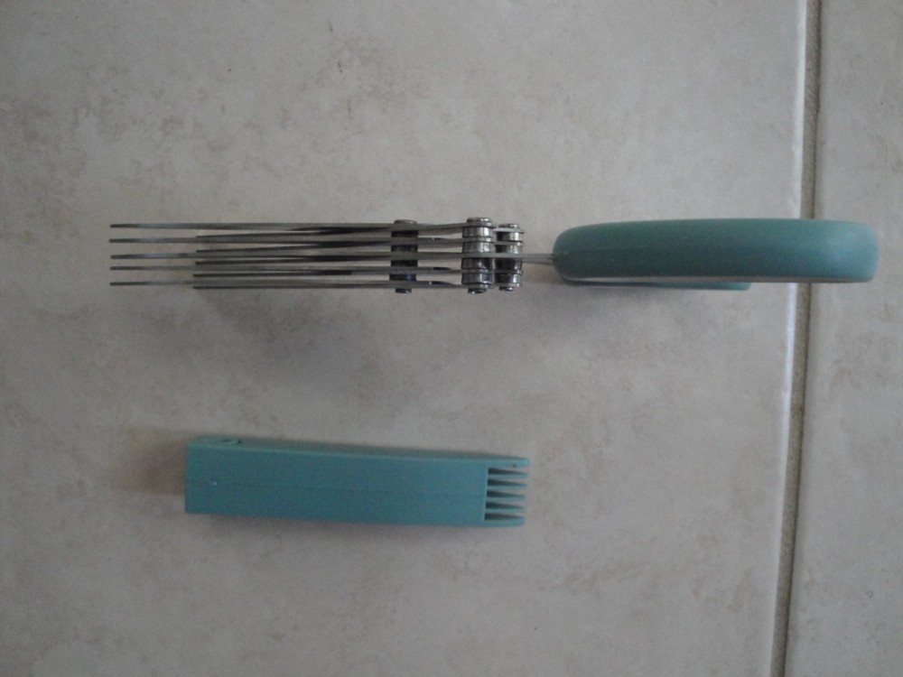 Nice Stainless Steel Multi Blade Herb Scissors !