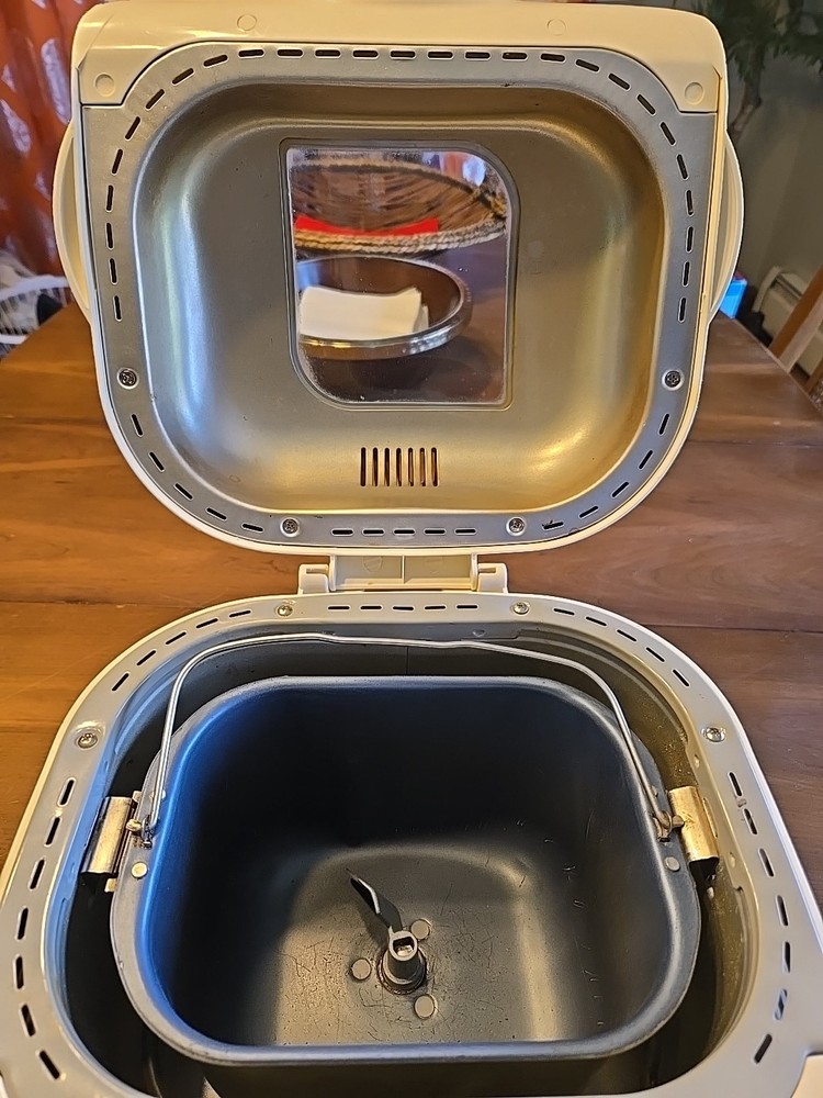 Breadman TR520 Bread Maker Machine 8 Settings 2lb Loaf Auto Bake Dough White