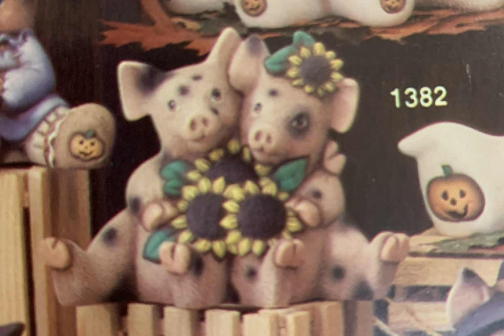 Cuddle Pigs w/sunflower ceramic bisque