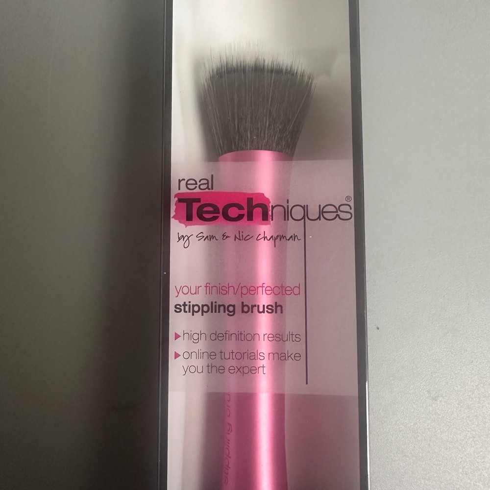 Real Techniques stippling Brush Pink by Sam & Nic Stage makeup high tech