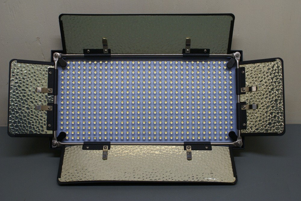 iKan ID508-v2 LED Field/Studio Light          1K