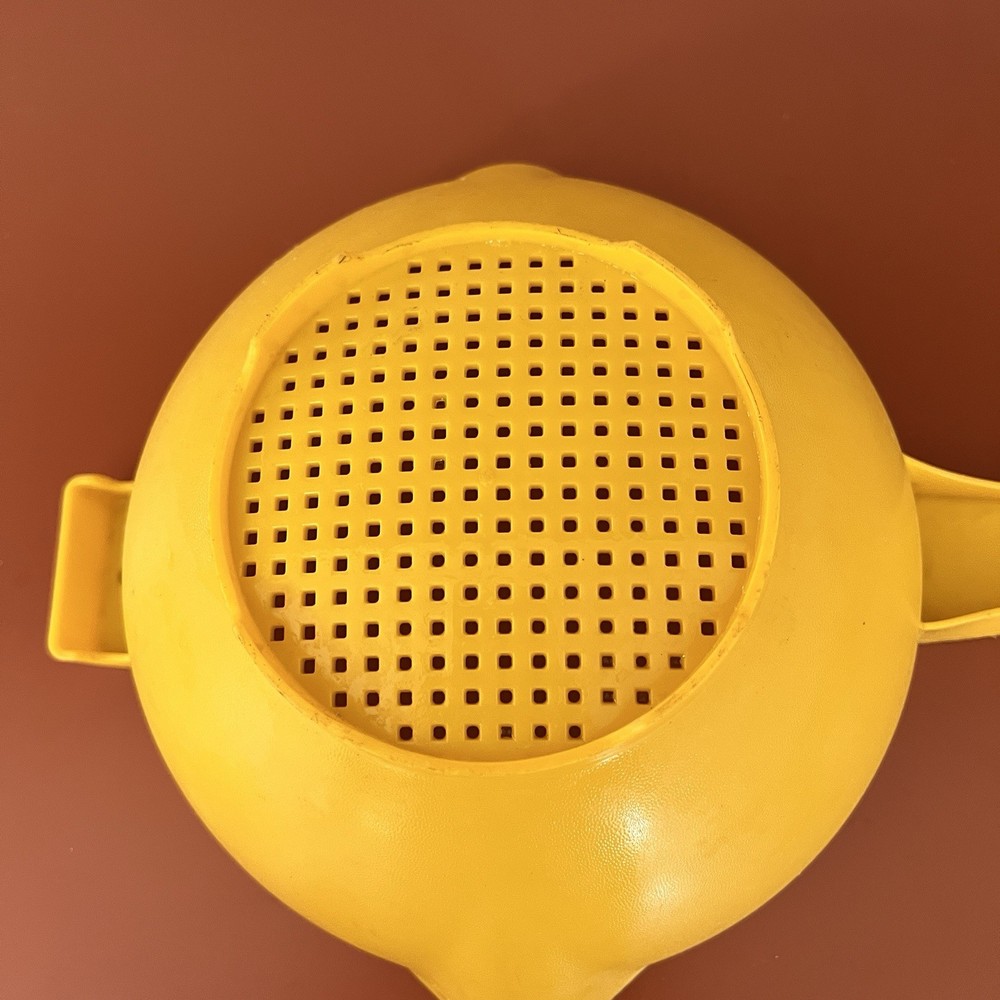 Vintage Tupperware Colander Strainer w/ Handle Yellow Quart Double Pour