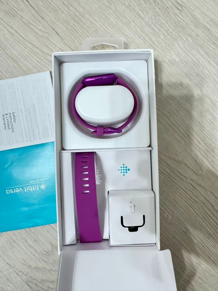 Fitbit Versa Lite Edition Activity Tracker - （S & L Sizes） Purple