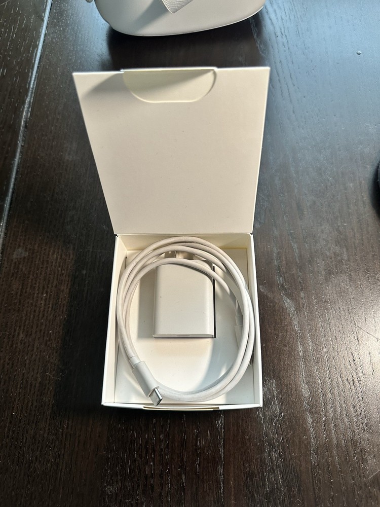 Oculus Quest 2 128GB VR Headset - Everything in Box and Case