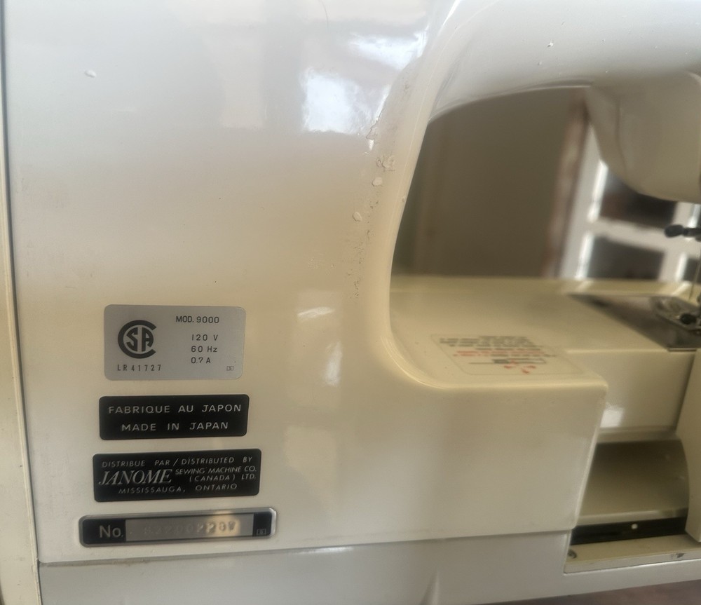 Janome Memory Craft 9000 Computerized Sewing/Embroidery Machine w/ Accessories