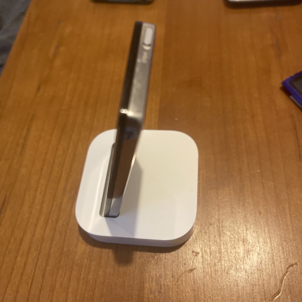 Apple iPod nano Dock - Excellent Condition! Model MA072 White