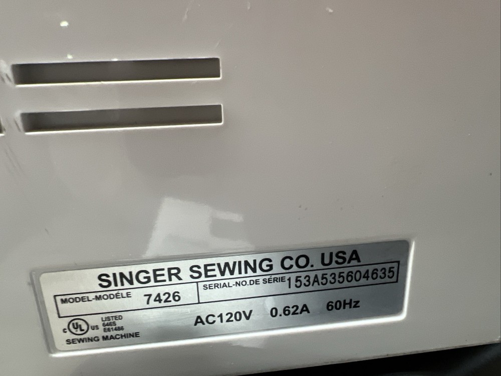 Singer 7426 Sewing Machine 70 Stitches & 120 Stitch Functions untested as is