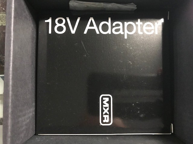 MXR M239 MINI ISO-BRICK Power Supply 4-9V Outs & 1 Switchable 9V/18V ( STRINGS )