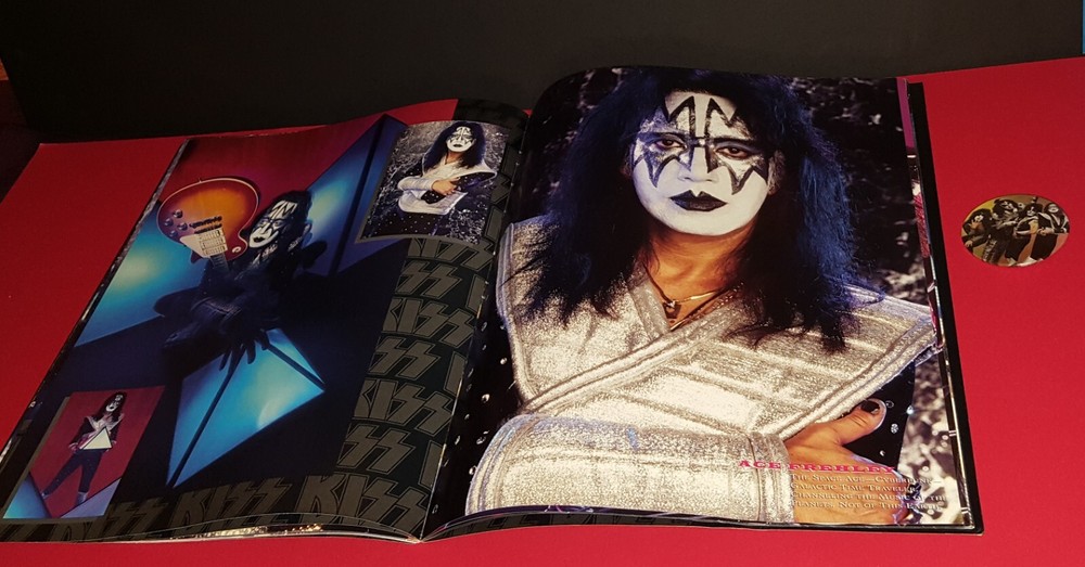 KISS VTG 96/97 ALIVE WORLD TOUR PROGRAM & BUTTON, AWESOME FULL PAGE PIX W/ 30PGS