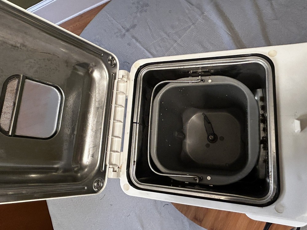 Hitachi Automatic Bread Maker Home Bakery Machine HB-B101...TESTED