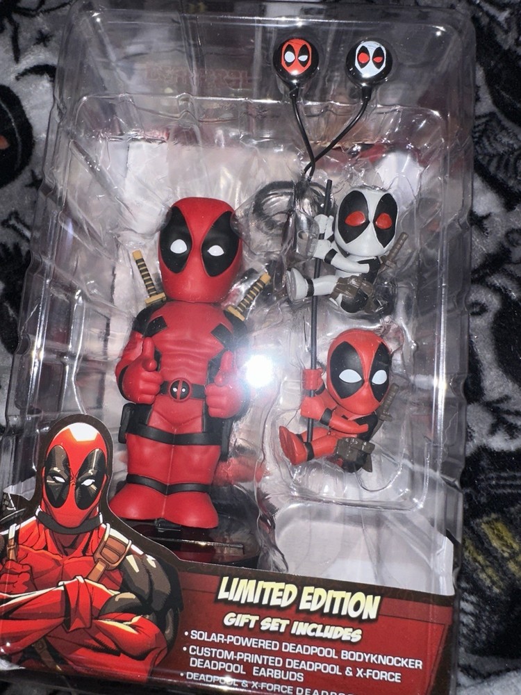 DEADPOOL LIMITED EDITION GIFT SET BUNDLE 3D VINYL FIGURE