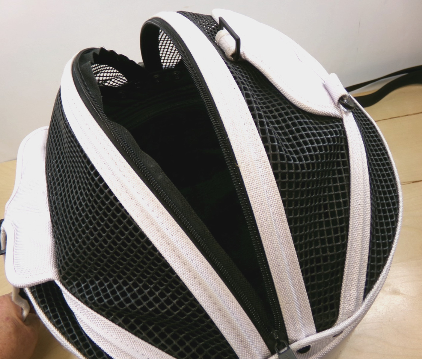 Sleepy Pod Mobile Pet Carrier Bed White Shoulder Strap Pets Up to 15 lb READ