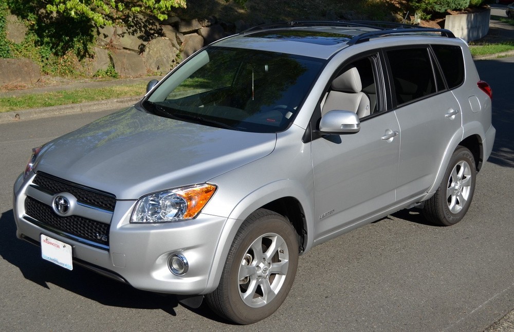 Touch Up Paint for Toyota RAV4 with paint code 1F7, Classic silver.