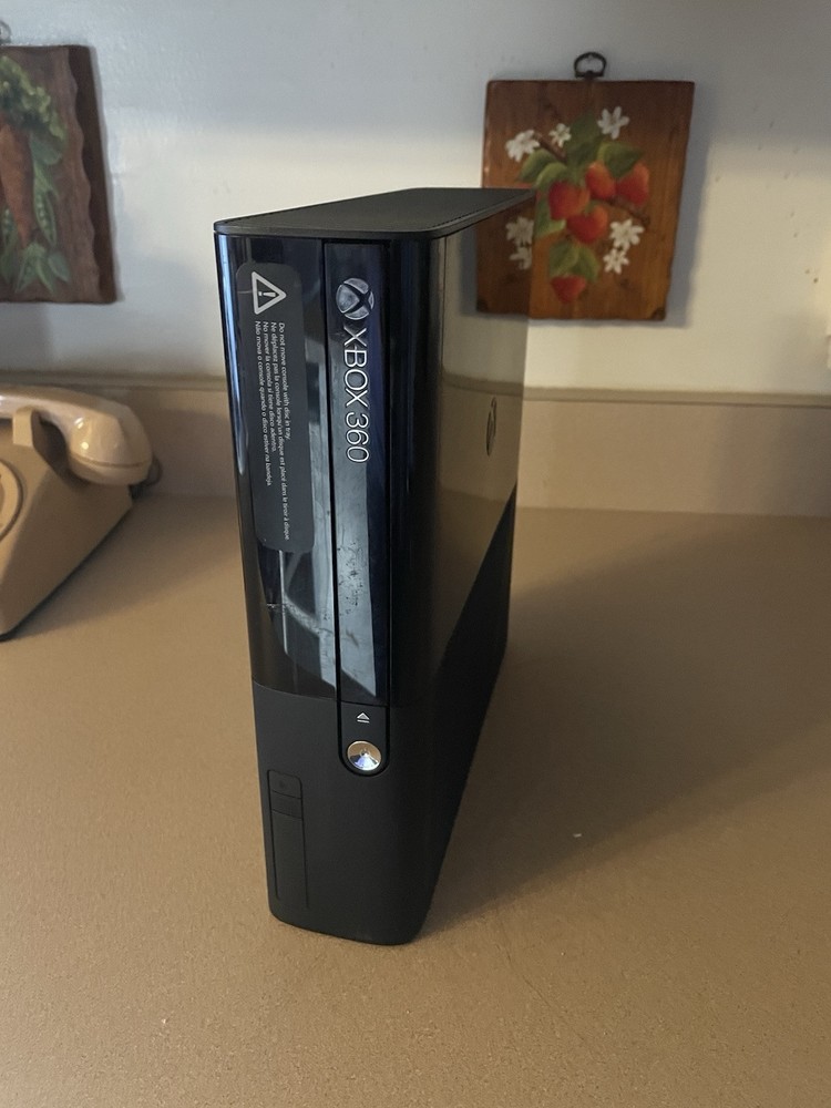 xbox 360 with two controllers Read Desc