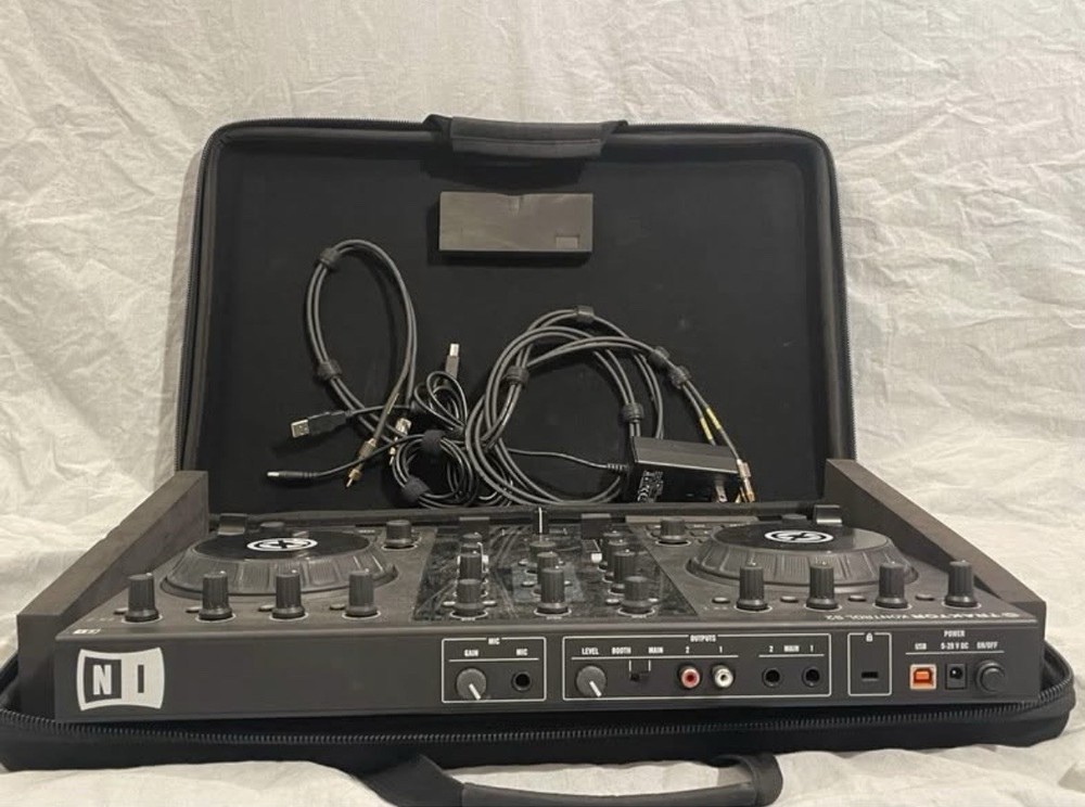 Native Instruments TRAKTOR KONTROL S2 MK2 DJ Controller