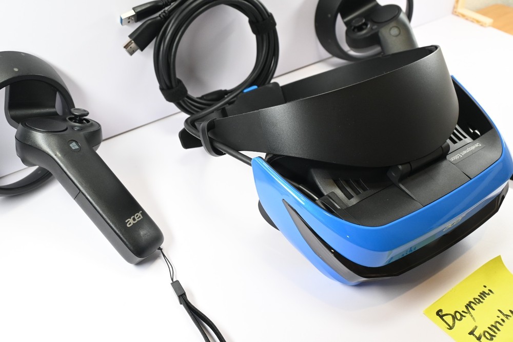 Acer Windows Mixed Reality VR DEV Headset w/ 2x Controllers H7001 - Tested