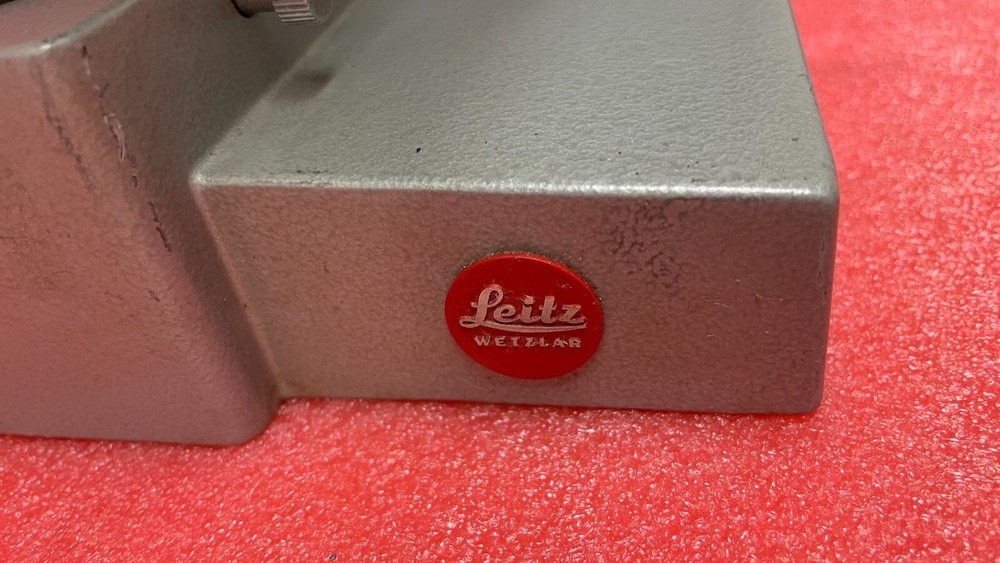 LEITZ MICROSCOPE WITH DIALUX TABLE (FOR PARTS OR REPAIR)