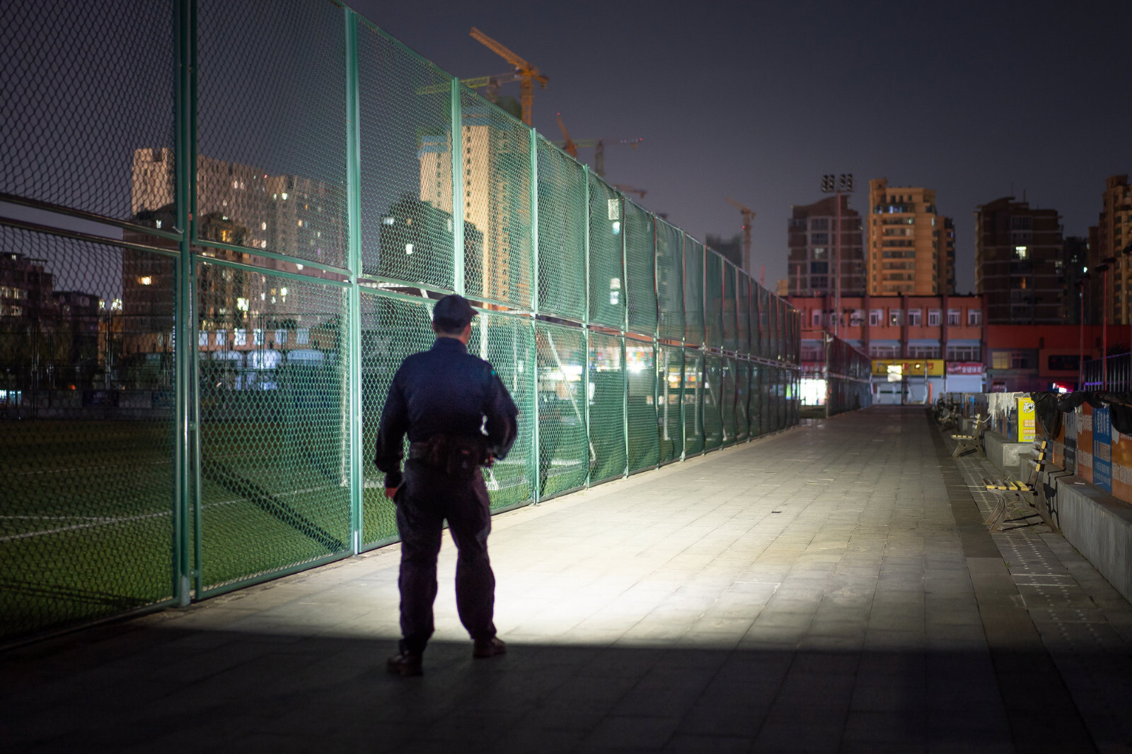 Olight Seeker 4 Pro Matte Black Flashlight, Versatile Holster, 4600L, Neutral WH