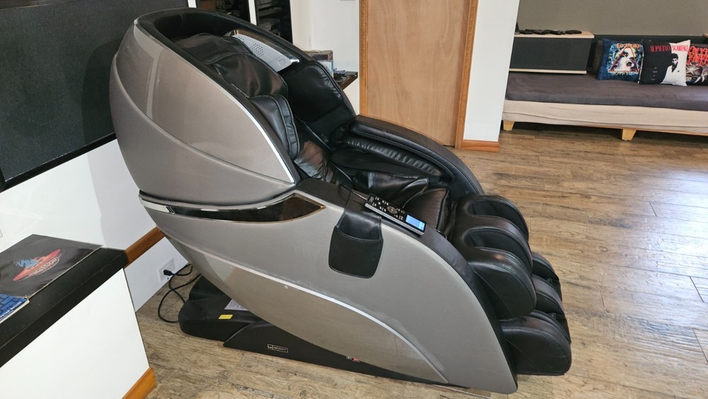 Infinity Genesis massage chair in excellent condition. barely used.