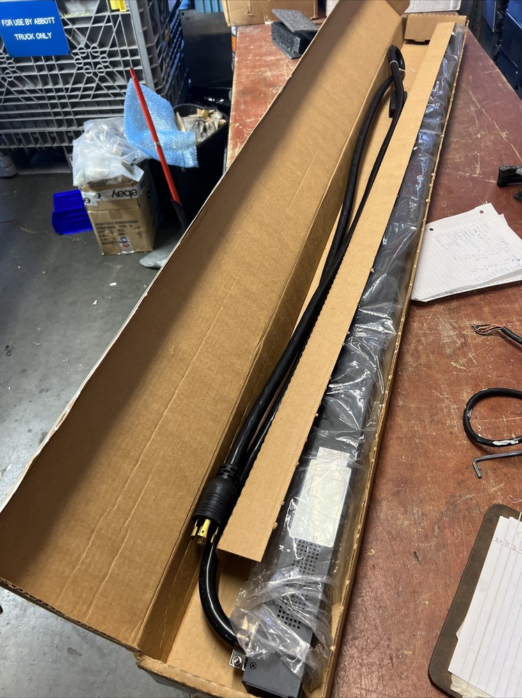 Server Technology CL-24VY-L30MA Data Center Rack Power Distribution Unit PDU