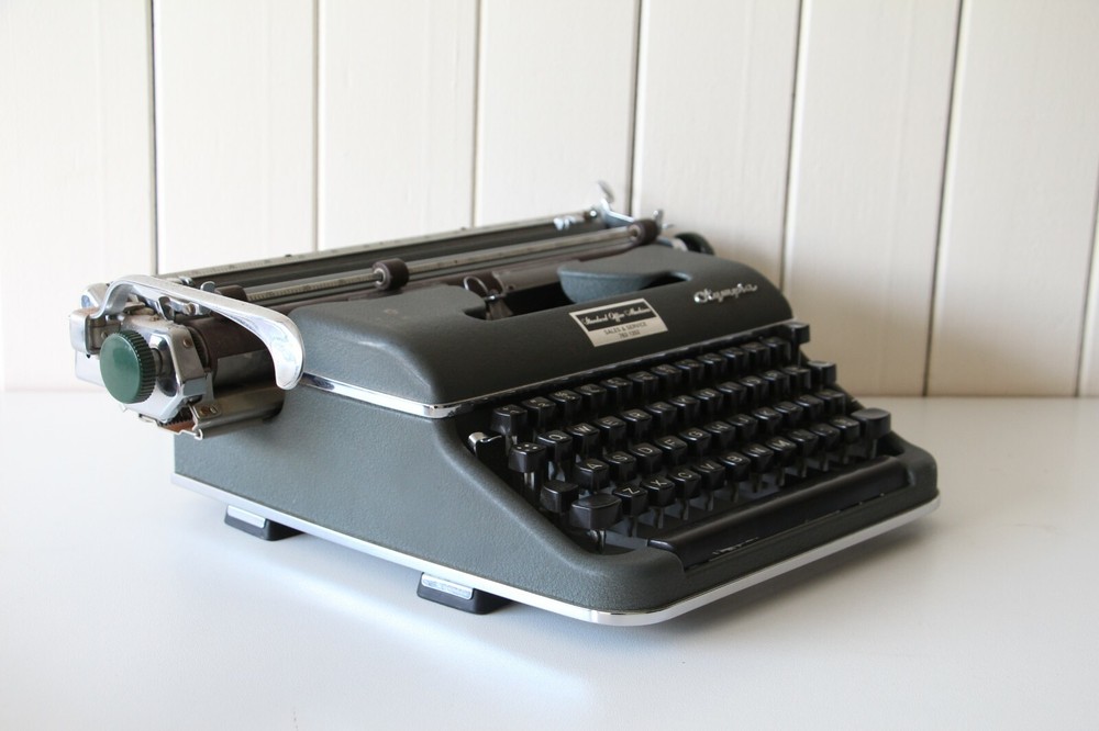 Olympia Typewriter ~ German Made ***** Working Condition *****