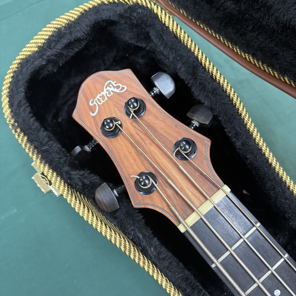 Stevens ukulele bass. UB-082 With Case