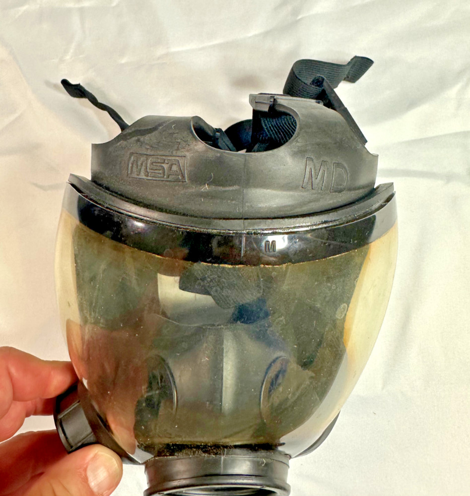 MSA ADVANTAGE 1000 GAS MASK - SIZE MEDIUM