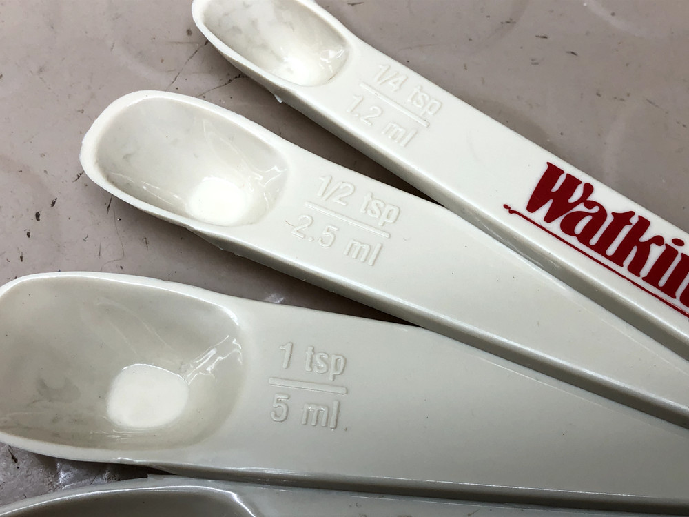 Vintage WHITE Measuring Spoons Ring Set