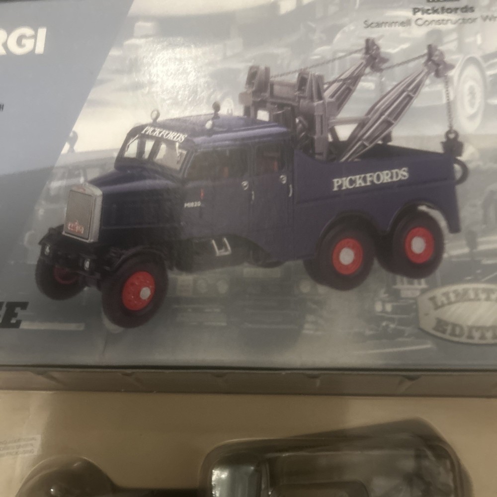 CORGI  CC17502 PICKFORDS  with cert 0004+ mirrors