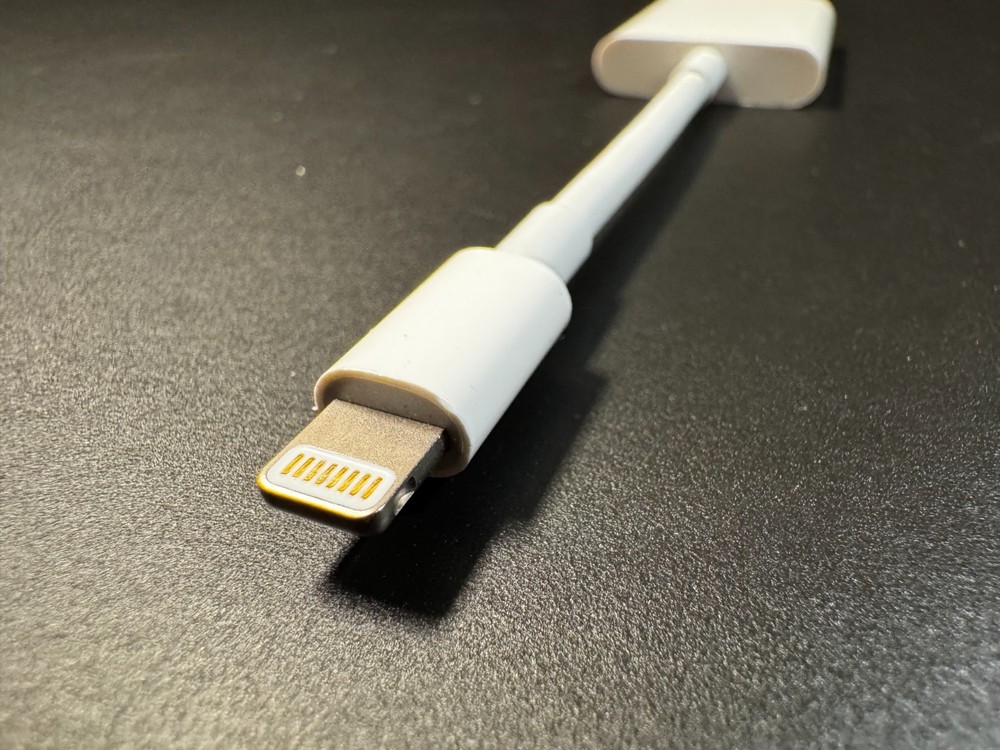 Apple Lightning to SD Card Camera Reader (USB 3) Model A1595 - white