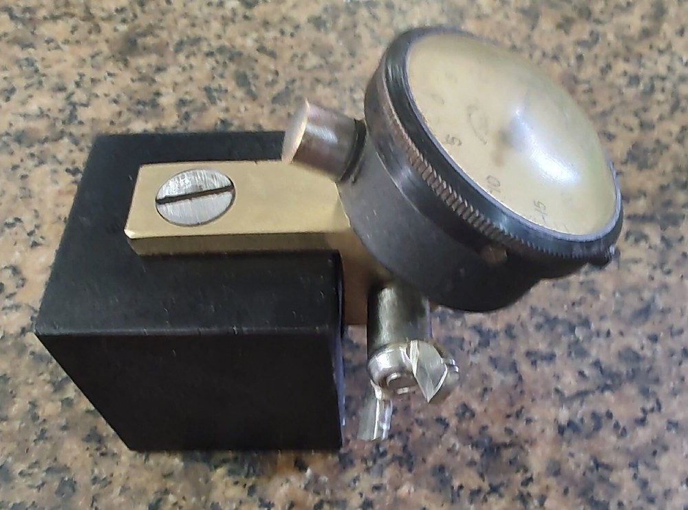 MAGNETIC BASE WITH VINTAGE INDICATOR