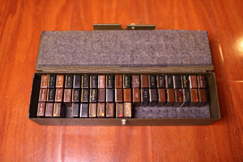 Signal Corps CS-137 Case w/ Frequency Quartz Crystals