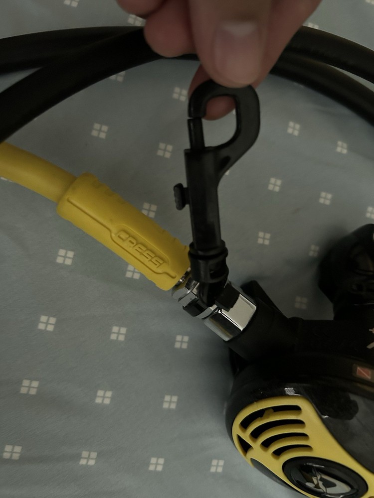 Scuba plastic swivel bolt snap