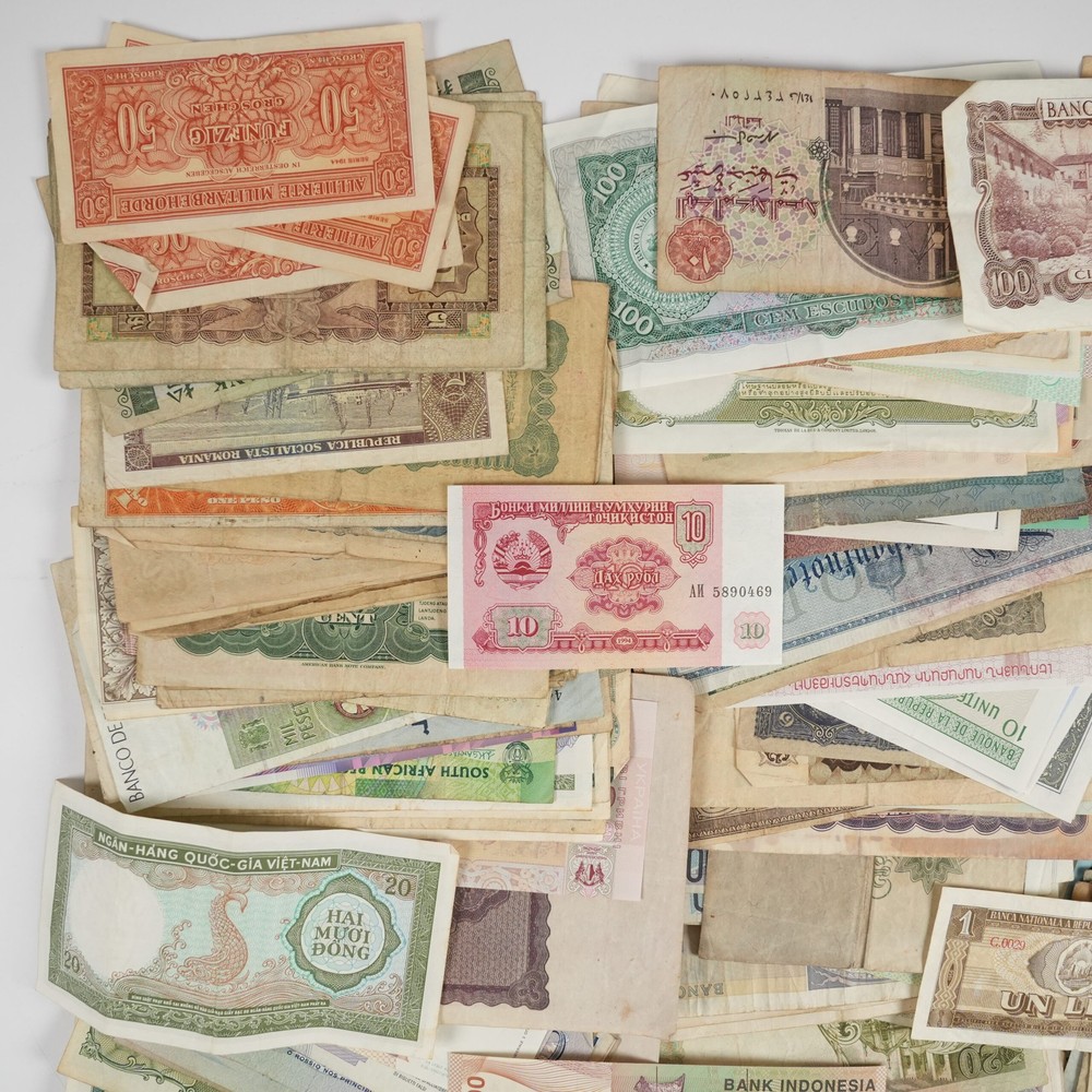 351x Assorted World/Foreign Bank Notes **Nice Assortment! 31206