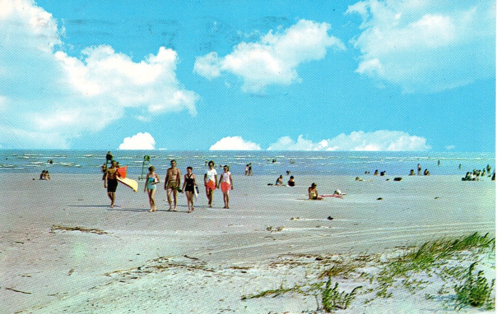 WALKING ON A SANDY BEACH - PC7086