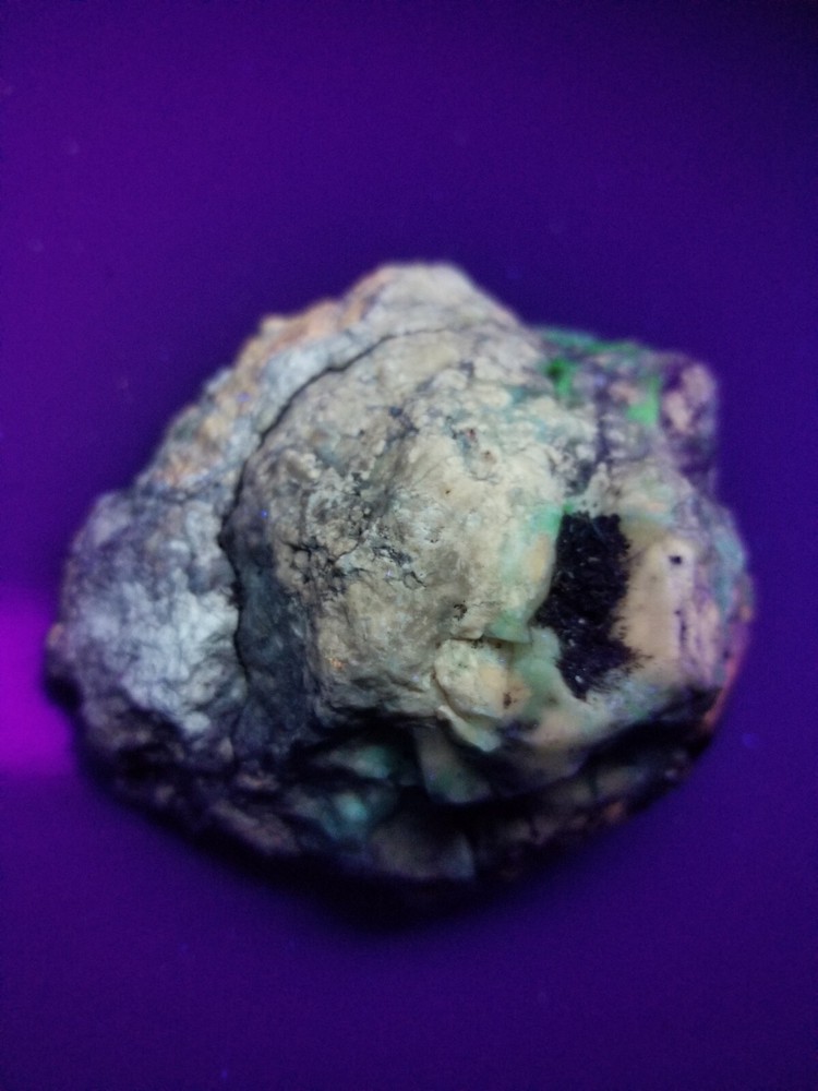 Volcano fluorescent from Wyoming Opal Agate great shape 9.2oz